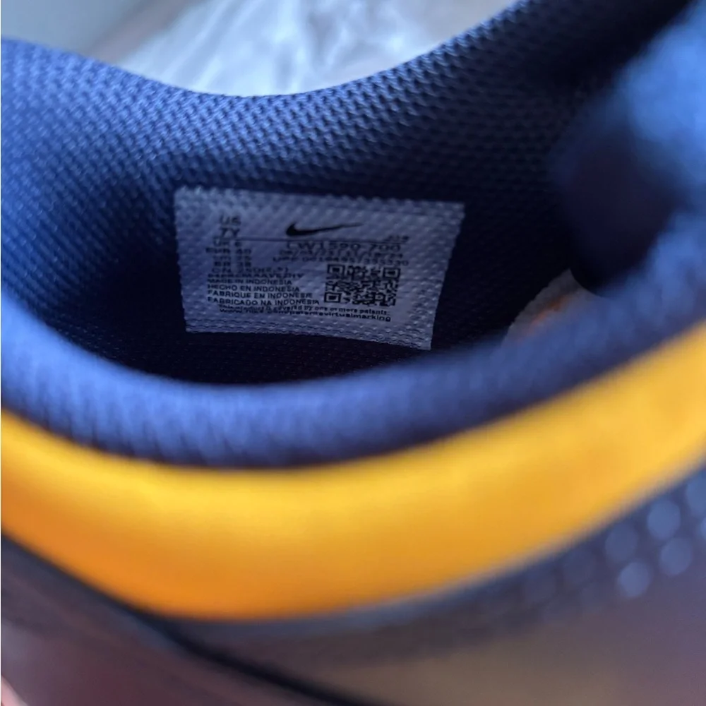 Nike Dunk Low (GS) - Size 7Y, varsity maize/ midnight navy - Picture 5 of 6